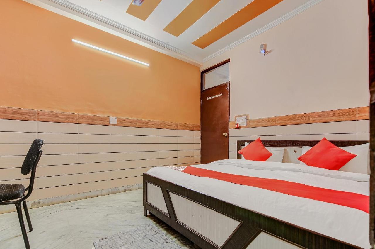 Oyo Park View Guest House Near Edm Mall Нью-Дели Экстерьер фото