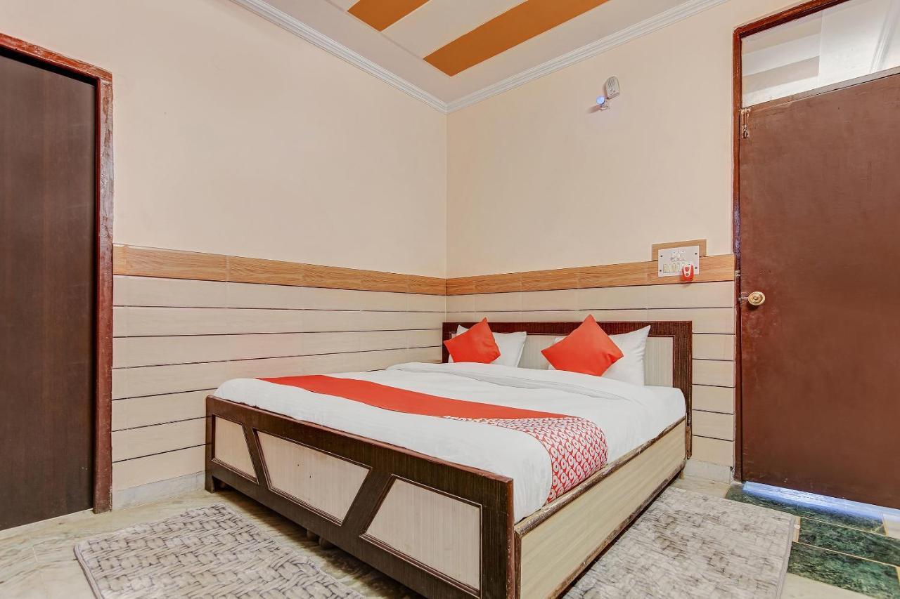 Oyo Park View Guest House Near Edm Mall Нью-Дели Экстерьер фото